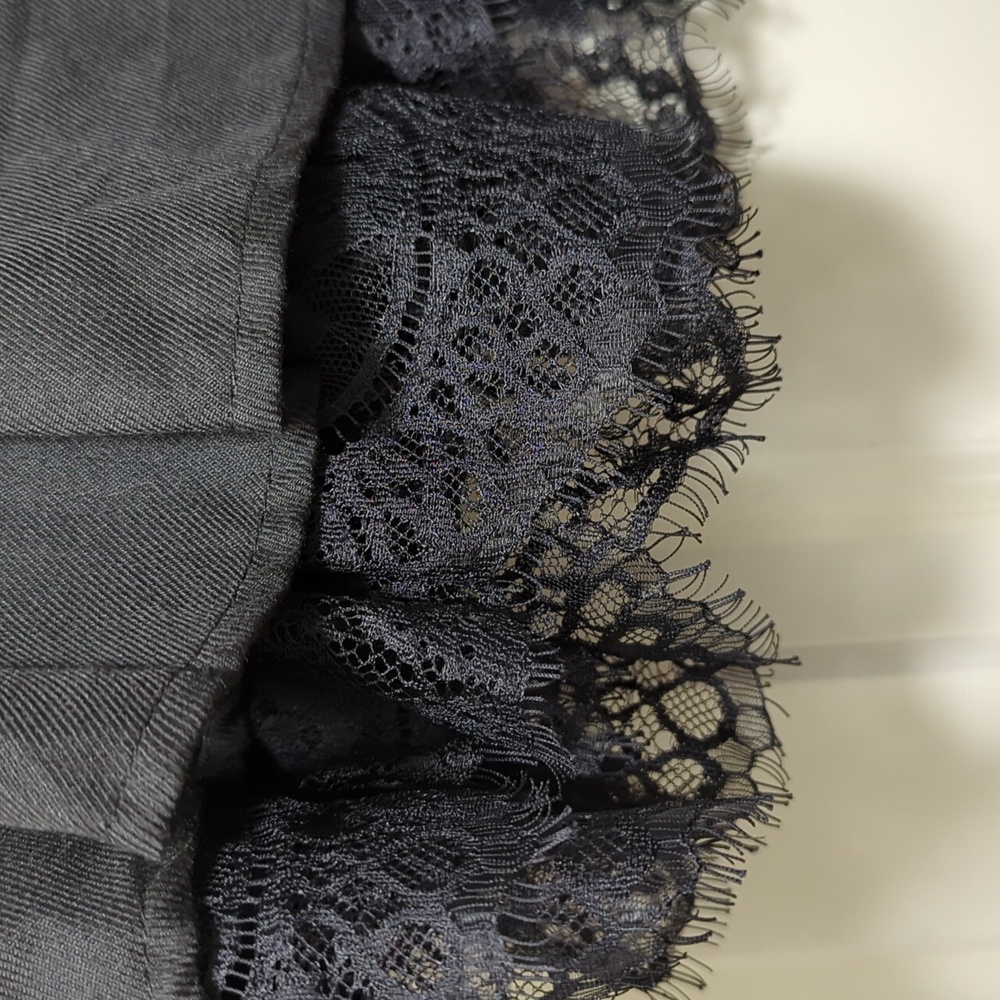 Hot Topic Zip-Up black skirt with Lace Hem size 1X - Picture 2 of 3